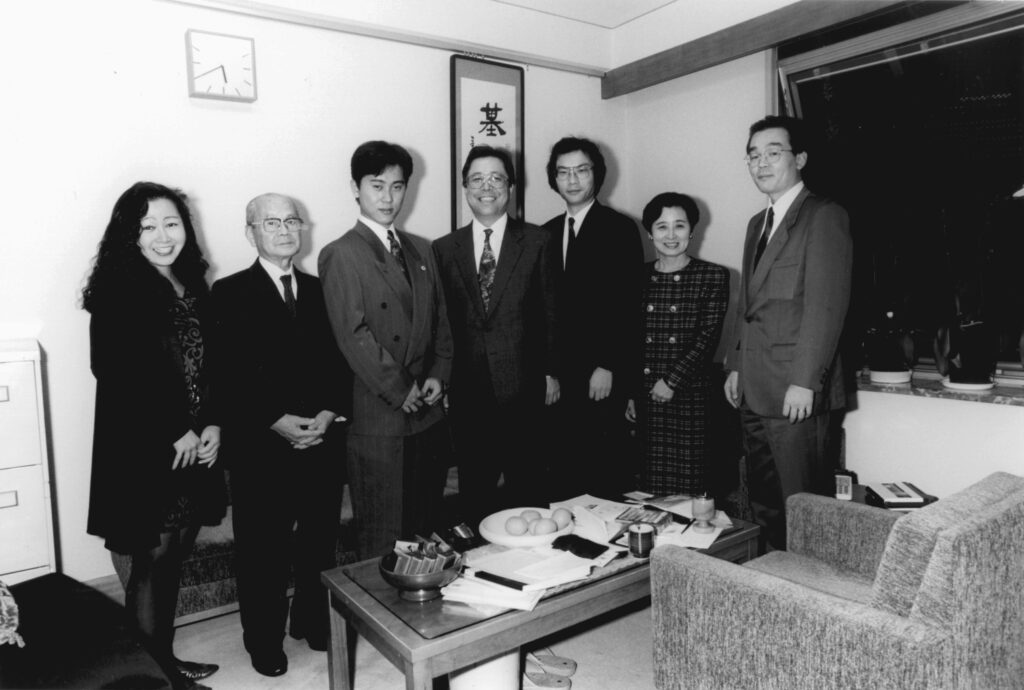 恒三氏を支えていた秘書たち。中央は佐藤雄平元知事。