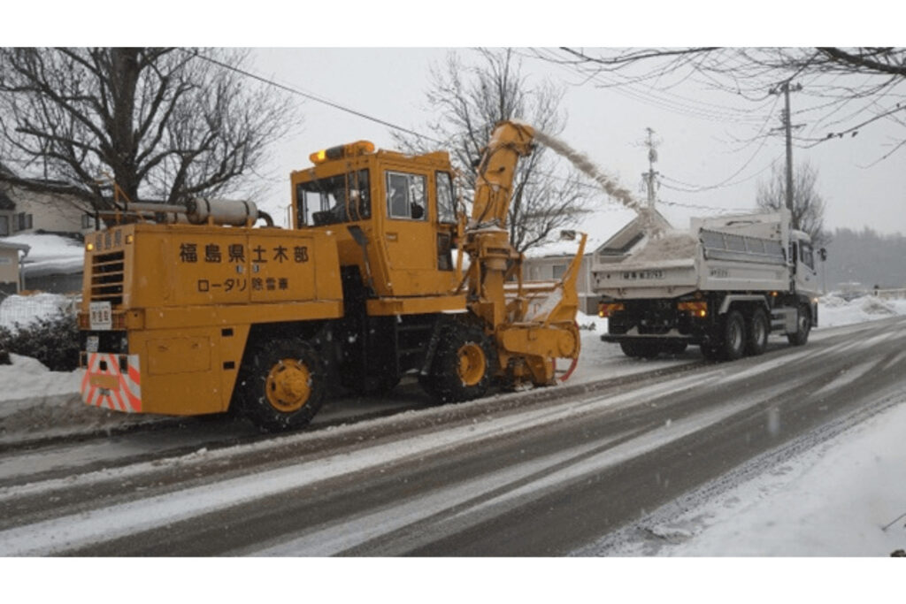 道路脇に溜まった雪を除去する除雪車両「ロータリー」