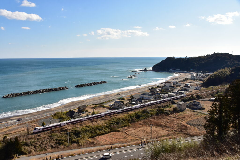 波立海岸沿いのJR常磐線を走るE657系「特急ひたち」（いわき市、2022年撮影）