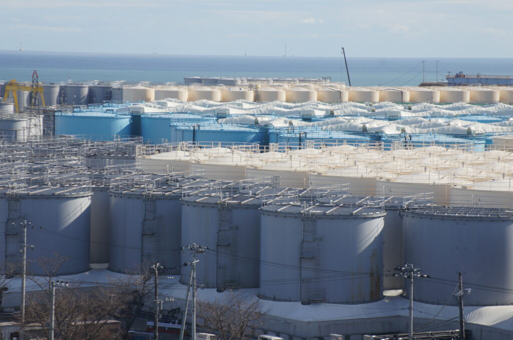 福島第一原発敷地内のタンク群（昨年1月、代表撮影）