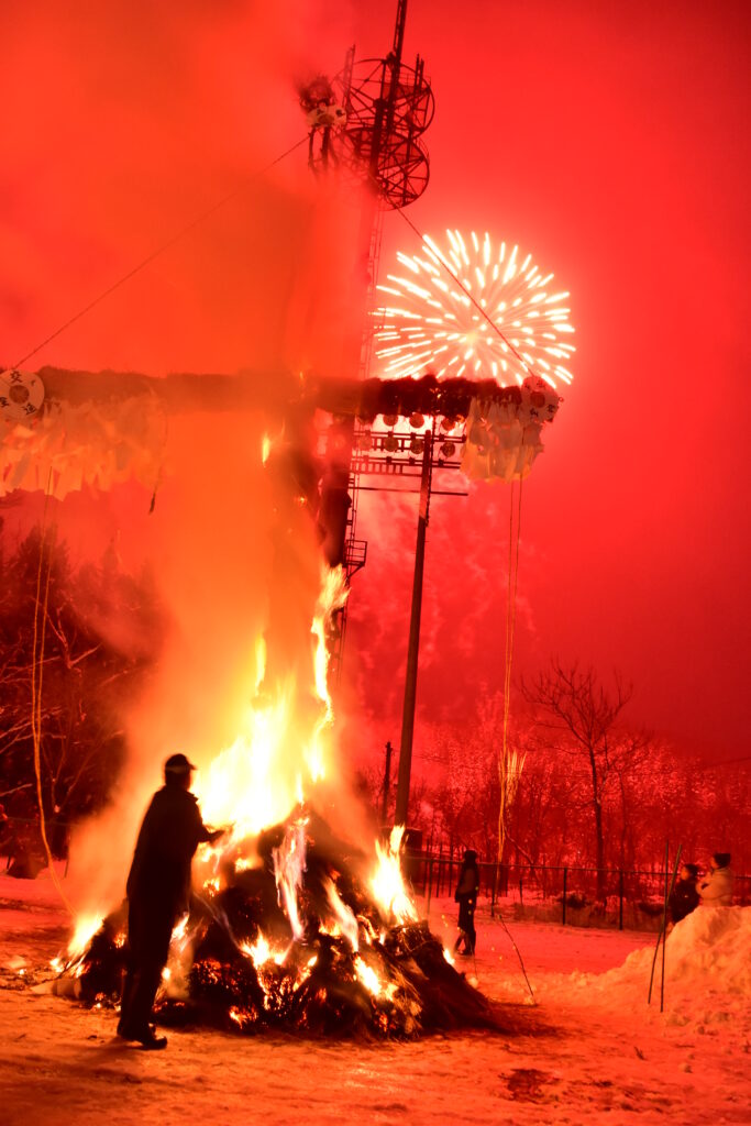 国の重要無形民族文化財「サイノカミ」が再現され、花火も打ち上げられた「雪と火のまつり」（三島町、2020年撮影）