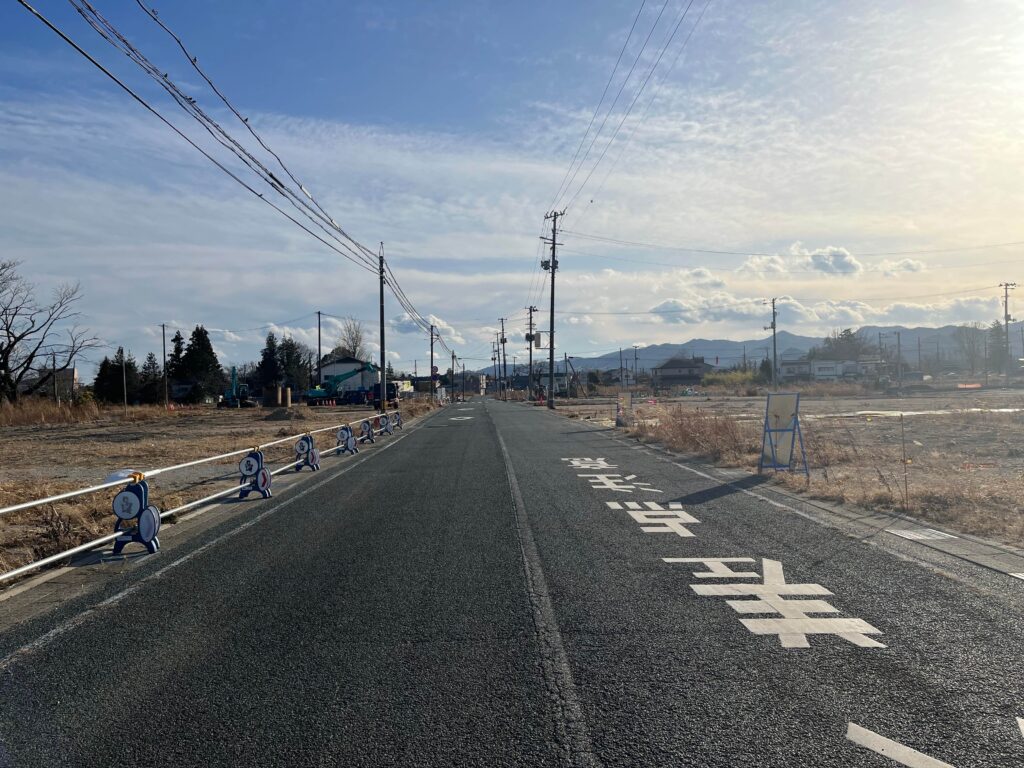 更地になったＪＲ大野駅前の商店街（大熊町）。空間線量は１マイクロシーベルト毎時。