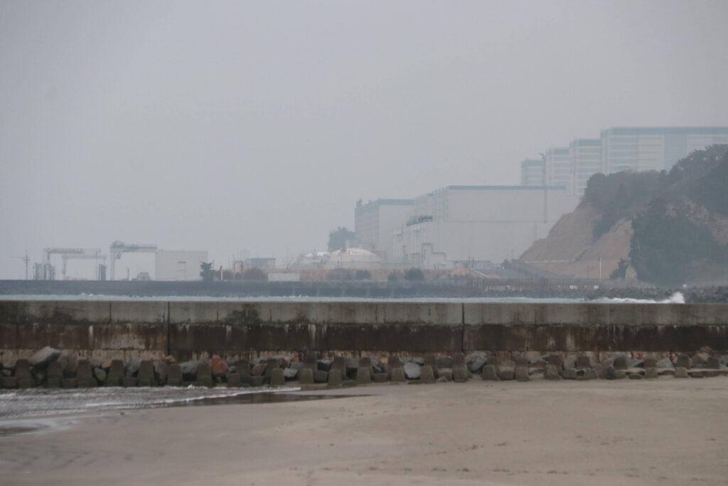 【3年目迎える福島第二の廃炉作業】北側の海岸から見た福島第二原発（2月19日撮影）