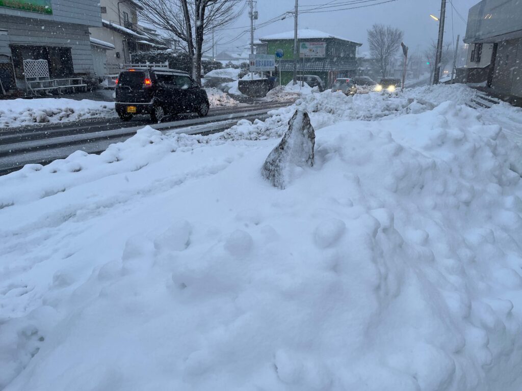 なかなか雪が解けない本誌編集部前の道路（福商通り）