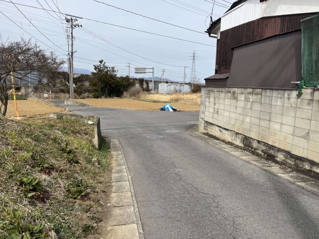 【「本気度が感じられない」】片平町字新蟻塚（107番）。ブロック塀で右側からの車が全く見えない