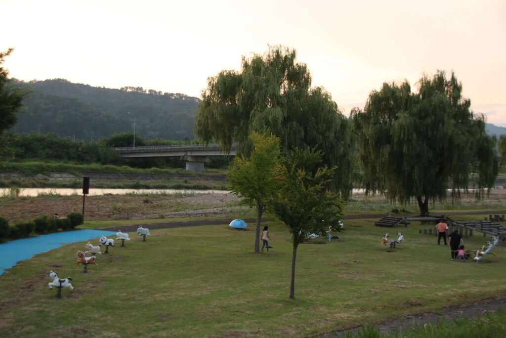 濁川河川敷の公園。近隣住民によると、「遊具があるところの付近まで水が上がった」という。