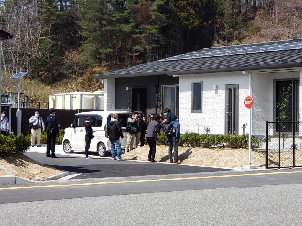 【浪江町】津島地区の福島再生賃貸住宅の住民に群がる報道陣