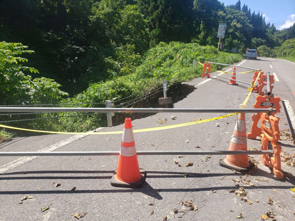 山都町宮古地区に向かう道路（国道４５９号）は数カ所で崩落が起きていた