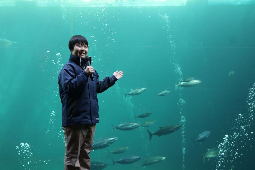 大水槽展示の解説の様子