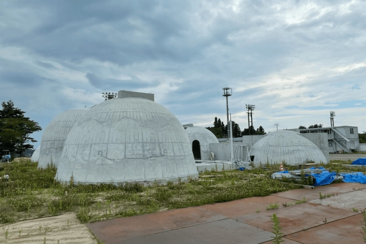 未完成の【田村市】屋内遊び場〝歪んだ工事再開〟【屋根が撤去されドームの形がむき出しになった建物（2022年８月撮影）】