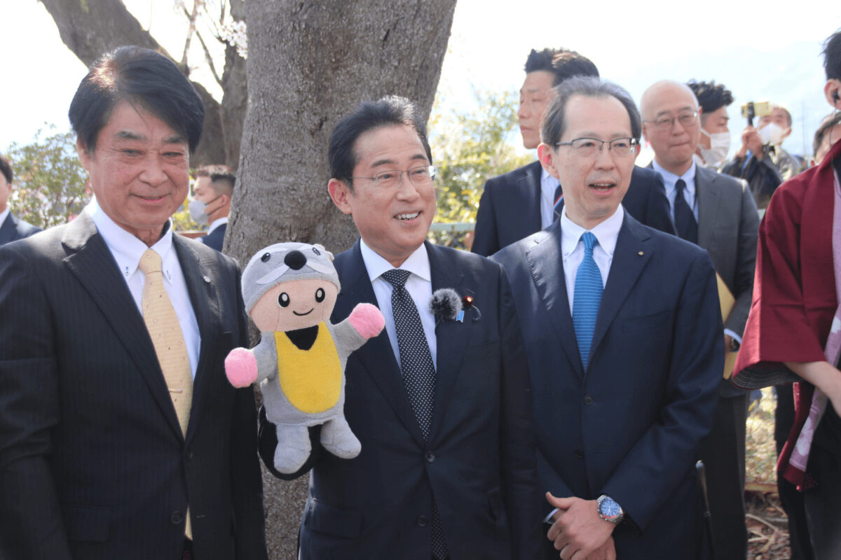 福島県民を落胆させた岸田首相の言い間違い【岸田文雄首相（中央）と、山本育男富岡町長（左）、内堀雅雄知事】