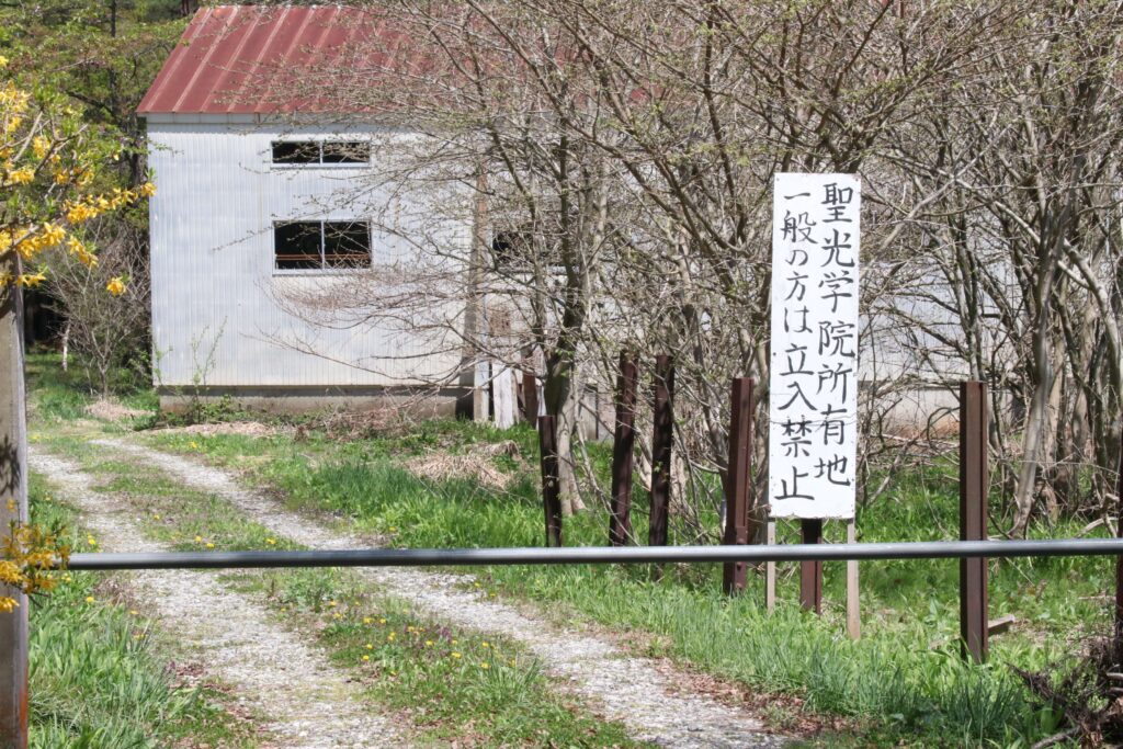 横浜市の「聖光学院」が所有するプライベートビーチの入り口。マルト建設は管理人に使用を許された寺木氏を通じて使っていた。