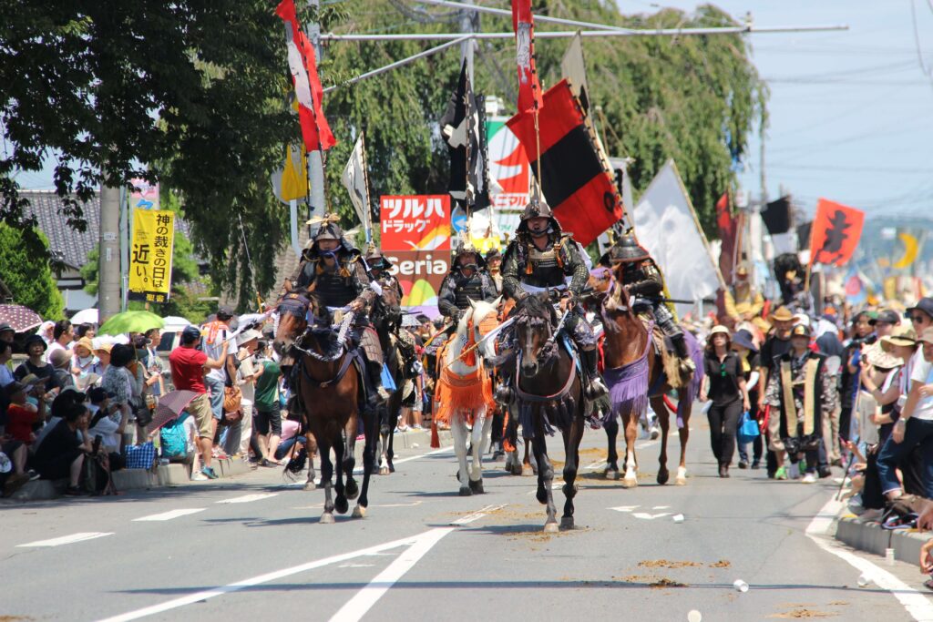 【年々減る参加騎馬武者】騎馬の列が市街地に繰り出す「お行列」（本誌昨年７月号掲載、相馬野馬追執行委員会事務局提供、２０１５年撮影）