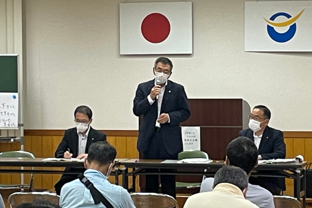 住民説明会で話す須田市長（中央、２０２２年７月５日）