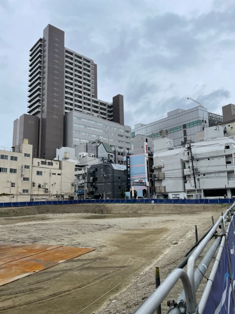 郡山駅前一丁目第二地区再開発事業の建設地。写真奥に見える一番高い建物が寿泉堂病院と分譲マンションが入る複合ビル