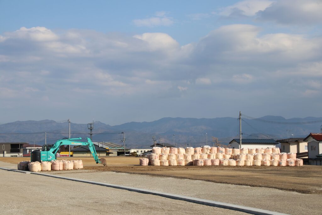 廃棄物が積まれた福島蚕糸跡地
（今年３月撮影）