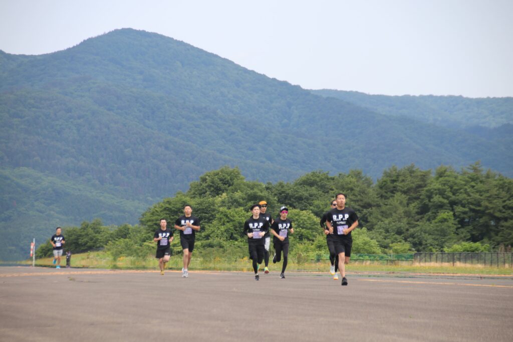 滑走路を走る候補生