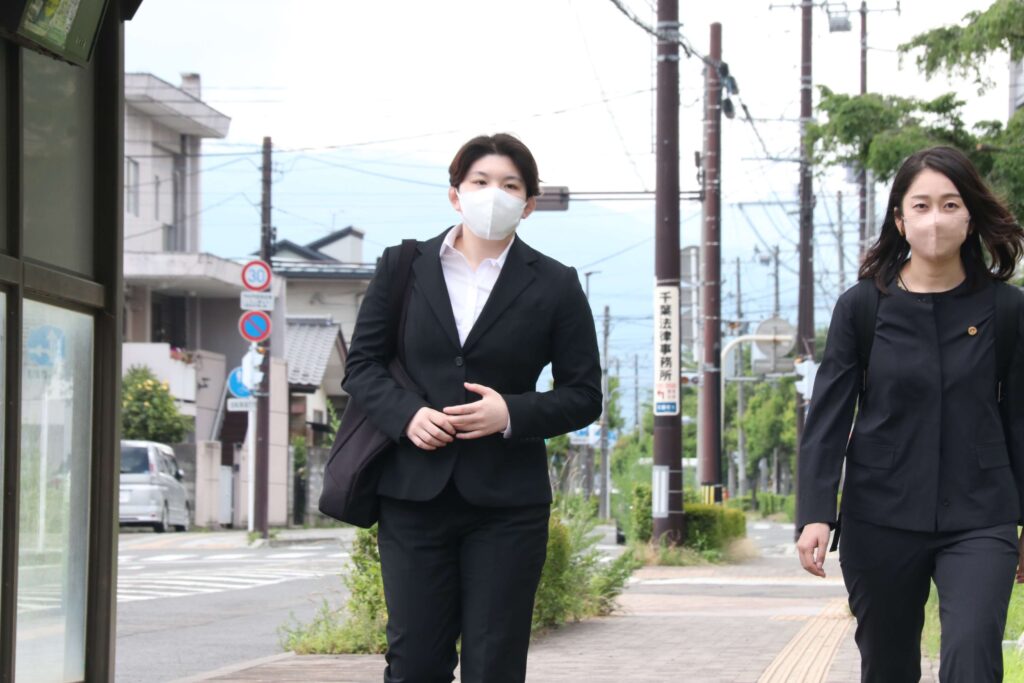 弁護士とともに福島地裁に入る五ノ井さん（左）