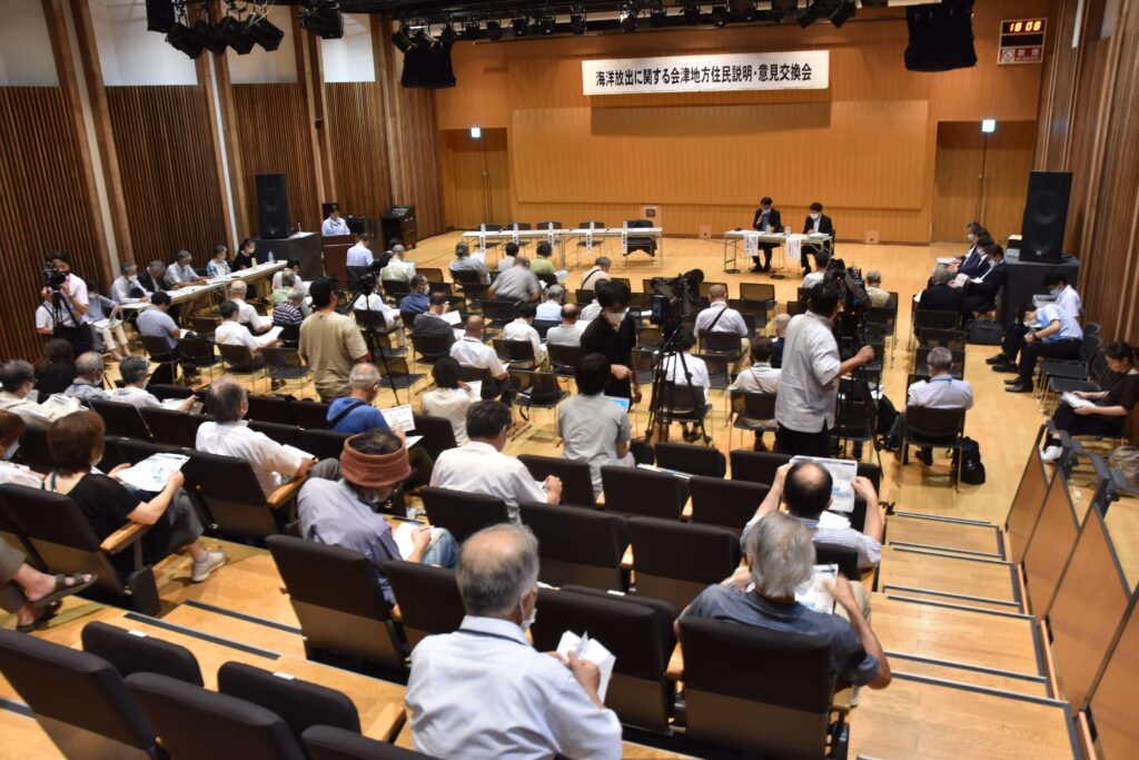 【もっと議論を】住民説明・意見交換会には約１２０人の市民が訪れた