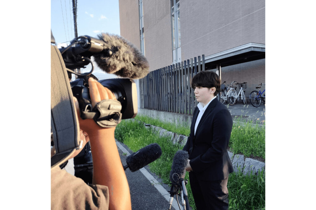 第３回公判を終えた後、取材に応じる五ノ井さん＝８月23日、福島市