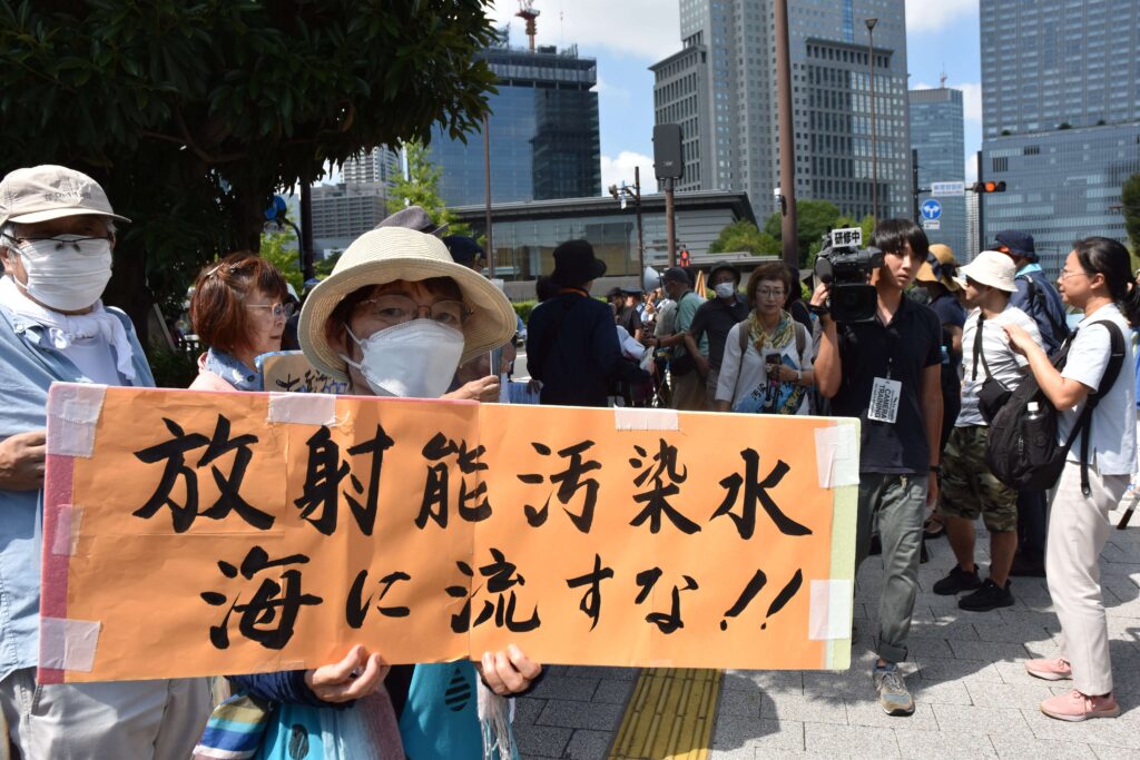 海洋放出反対のボードを掲げる首相官邸前アクションの参加者（８月18日、牧内昇平撮影）