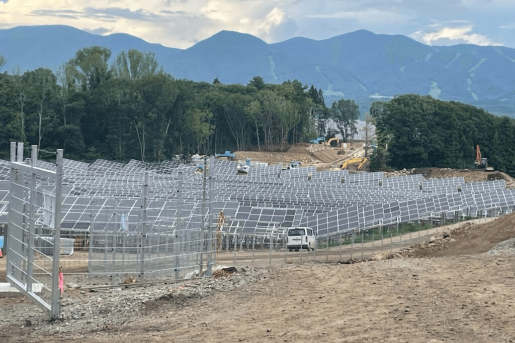 工事が続く磐梯猪苗代太陽光発電所（８月中旬撮影）