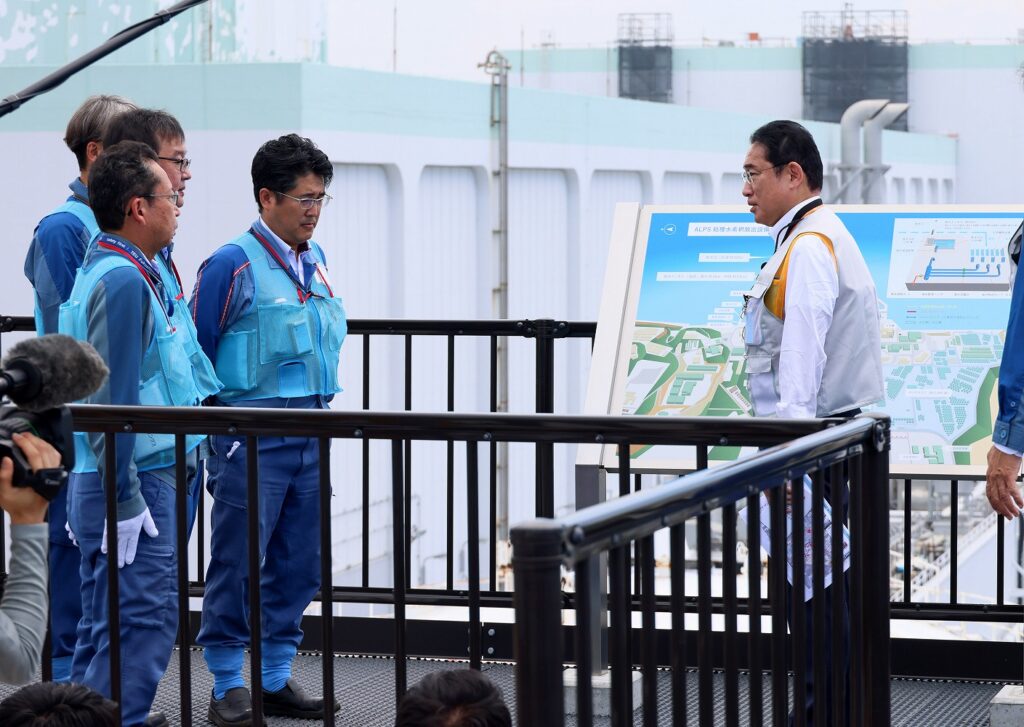 福島第一原発の海洋放出関連施設を視察し、東電幹部と面会する岸田首相（８月20日、首相官邸ＨＰより）