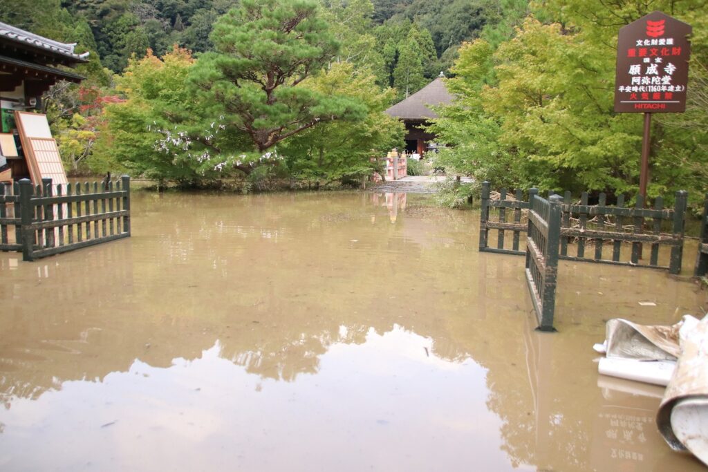 国宝建造物・白水阿弥陀堂（常磐湯本町）。近くを流れる新川が氾濫して境内に水が流れ込み、全体が浸水した。仏像に被害はなかった