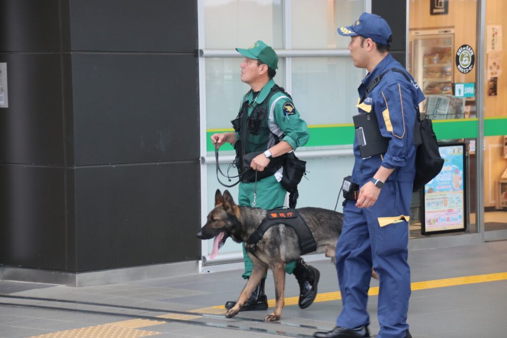 岸田首相が訪れたJR郡山駅やいわき駅、福島第一原発周辺には多くのSPや警察官が配置された（8月20日、本誌編集部撮影）