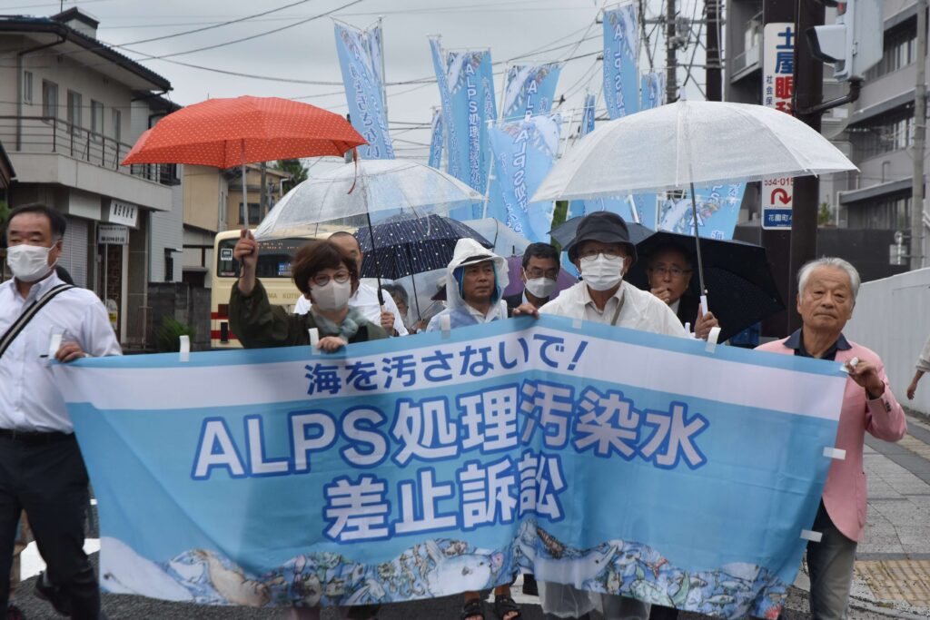 提訴前にデモ行進する市民たち（9月8日、牧内昇平撮影）