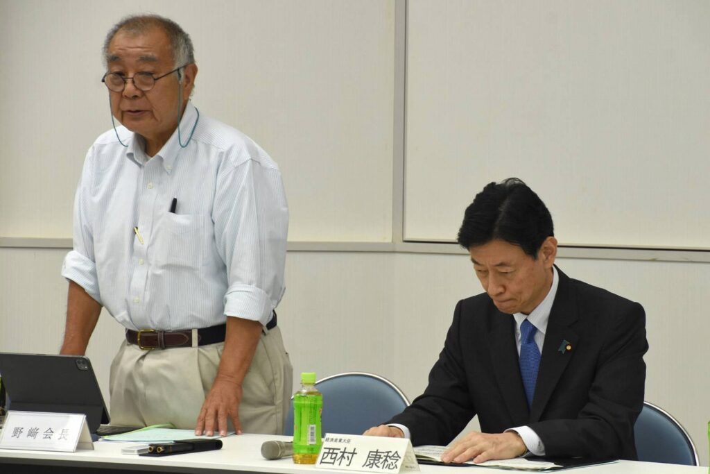 県魚連の野﨑哲会長（写真左）に海洋放出決定を伝えに来た西村康稔経済産業大臣（8月22日、提供写真）