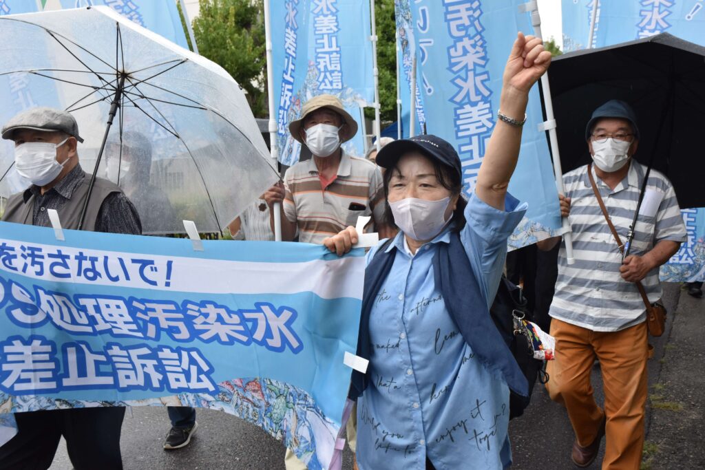 提訴前にデモ行進する市民たち（9月8日、牧内昇平撮影）