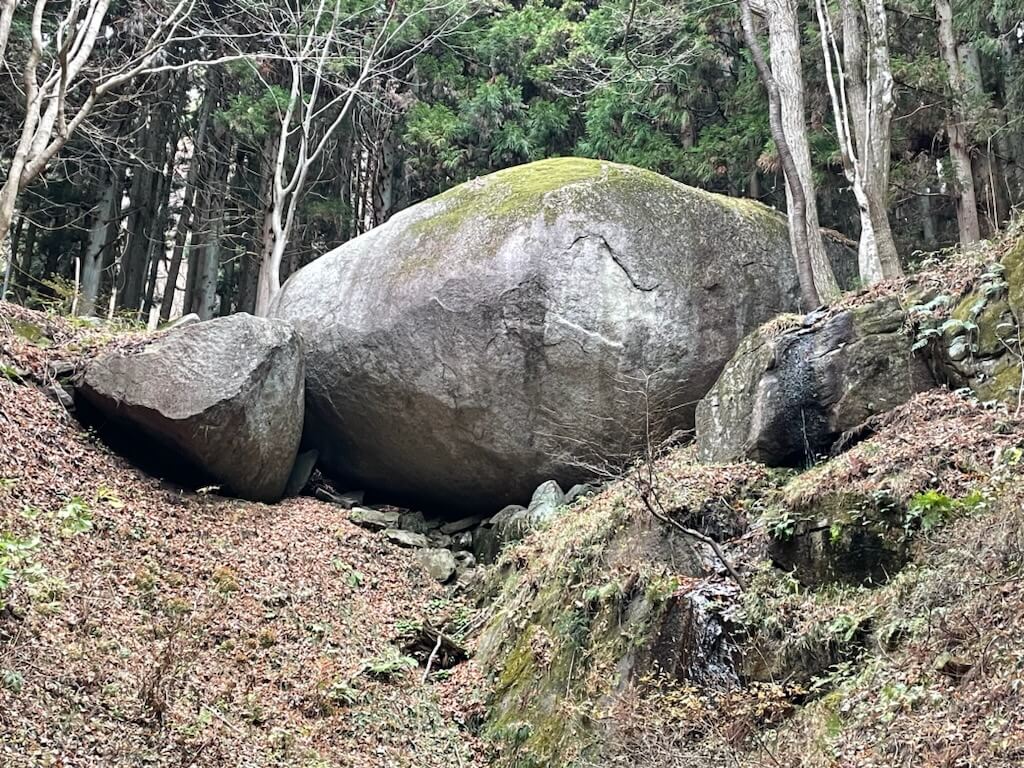 「古代亀石」