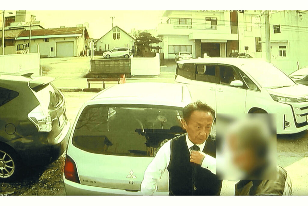 長谷川氏（右）に立ち退きを迫る太田氏＝２０２３年３月、会津若松市馬場町