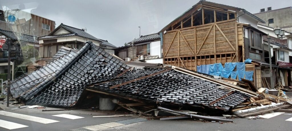 写真は倒壊した住宅（輪島市、藤室玲治さん撮影）