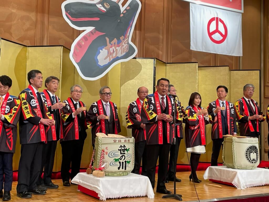 新春賀詞交歓会で鏡開きのあとに乾杯する来賓