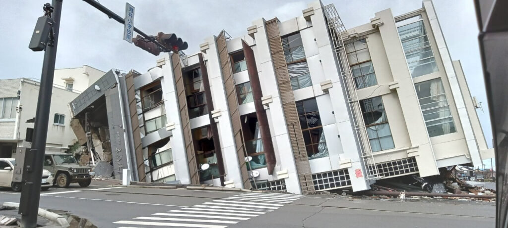 倒壊した７階建てのビル（輪島市、藤室玲治さん撮影）