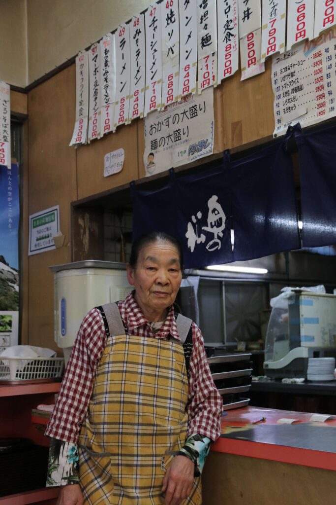 名物おかみが支える深夜営業