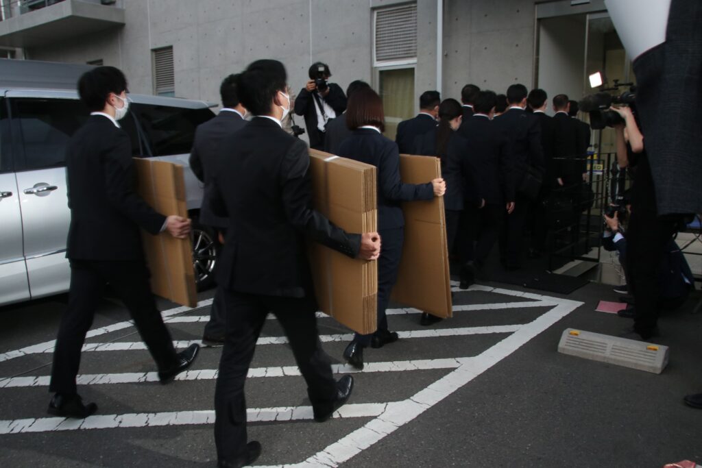石川町役場を家宅捜索する捜査員