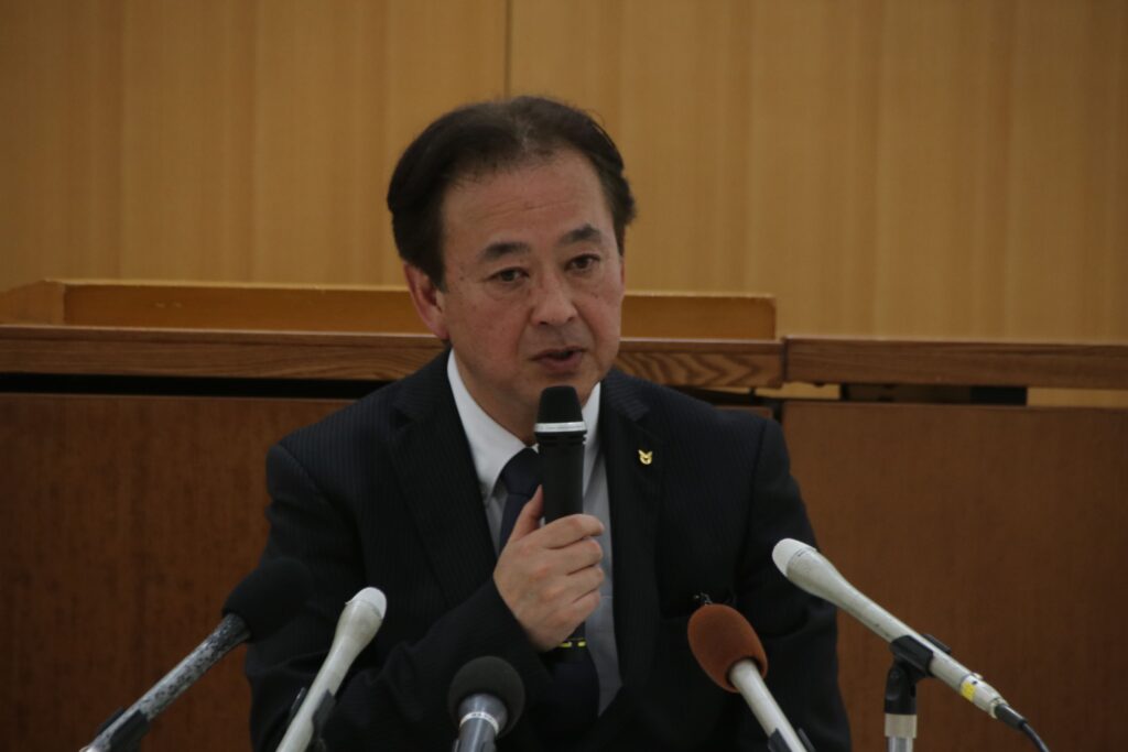 記者会見に応じる首藤剛太郎副町長