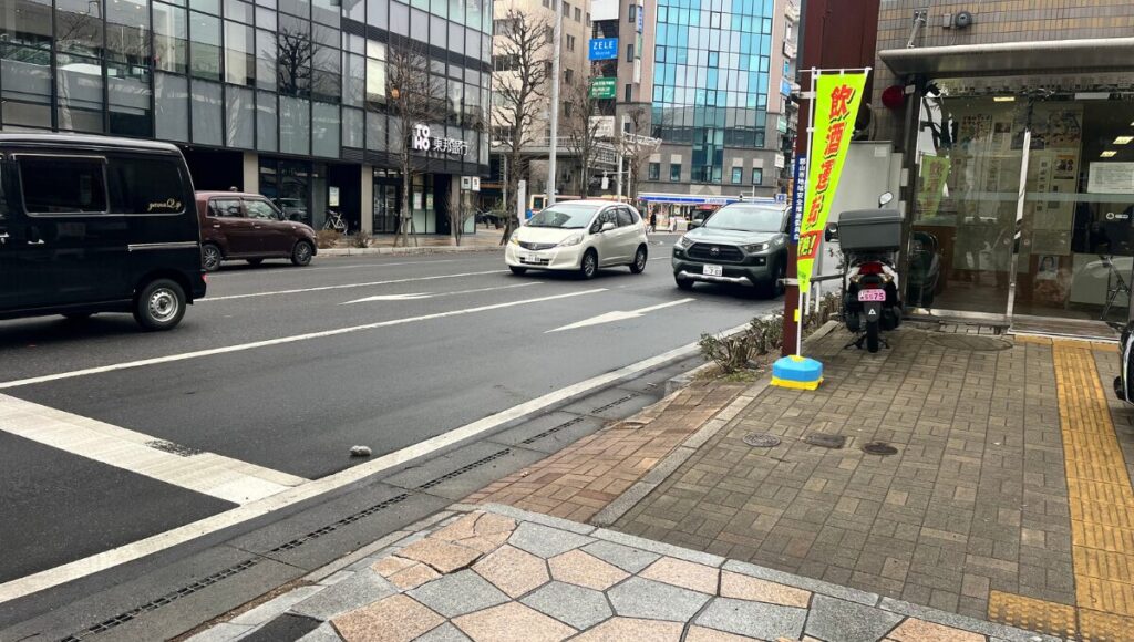 交番が死角になり車が見づらい