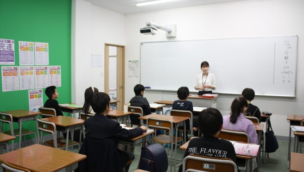 授業を受ける小学生