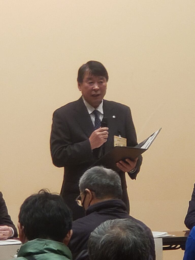 タウンミーティングであいさつする渡部町長