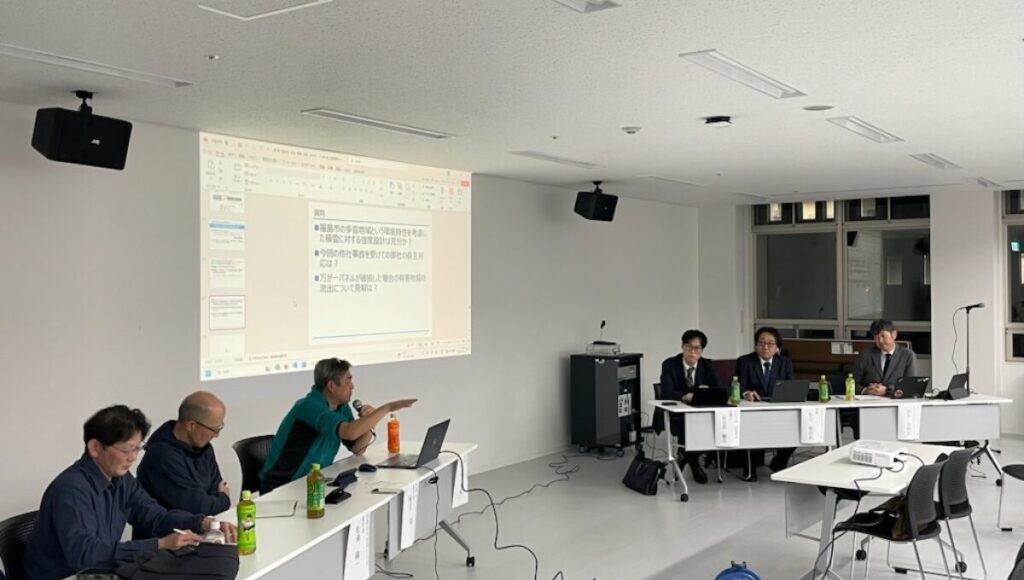 報告会でAmp社(右側3名)とやりとりする松谷氏ら先注会メンバー