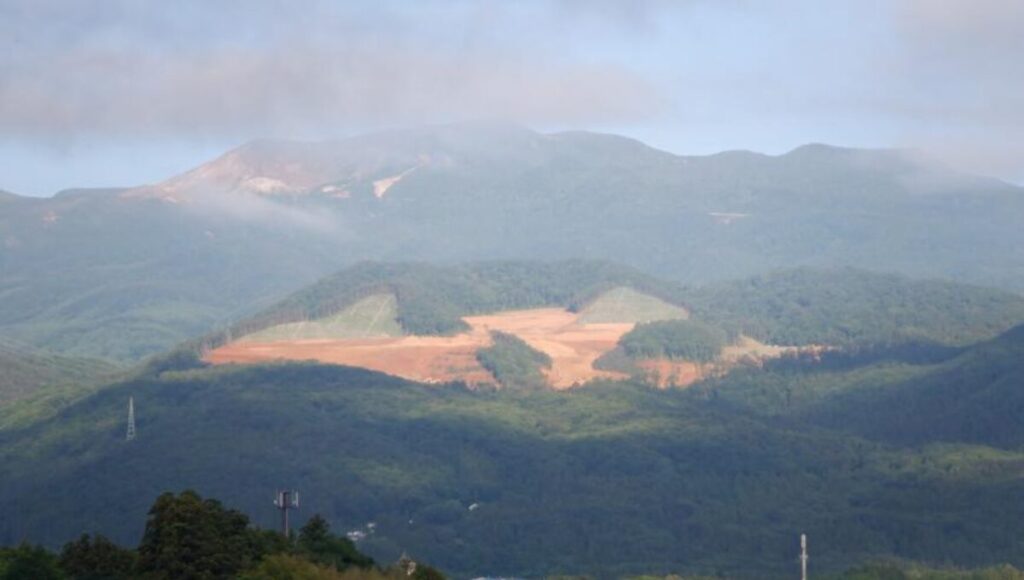山肌がむき出しになった先達山