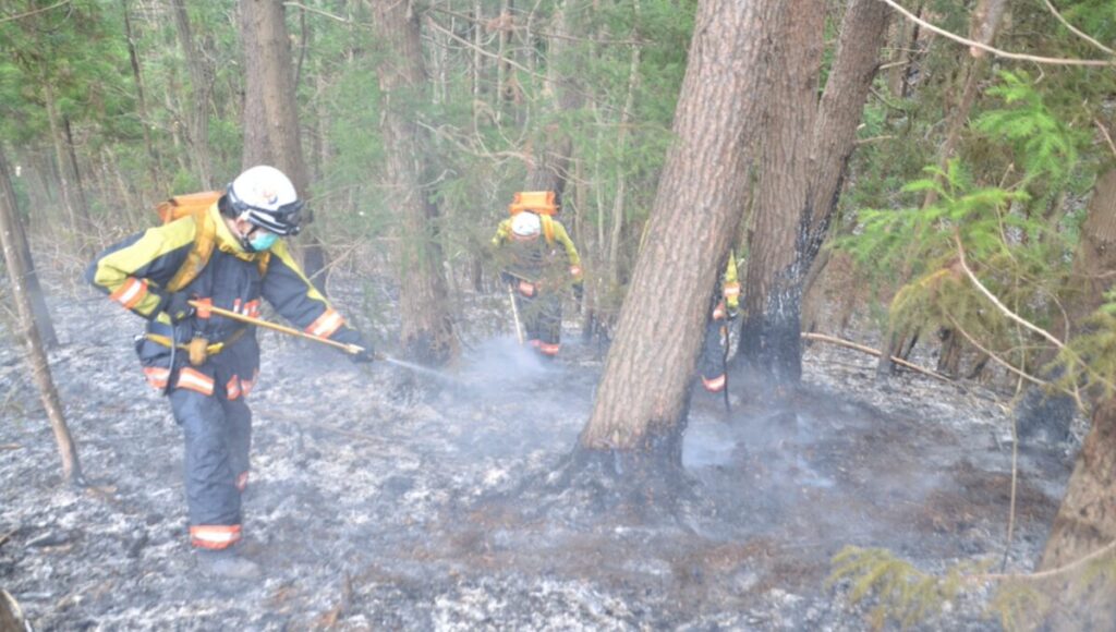 山火事の消火活動は困難を伴う(郡山地方広域消防組合の資料より)