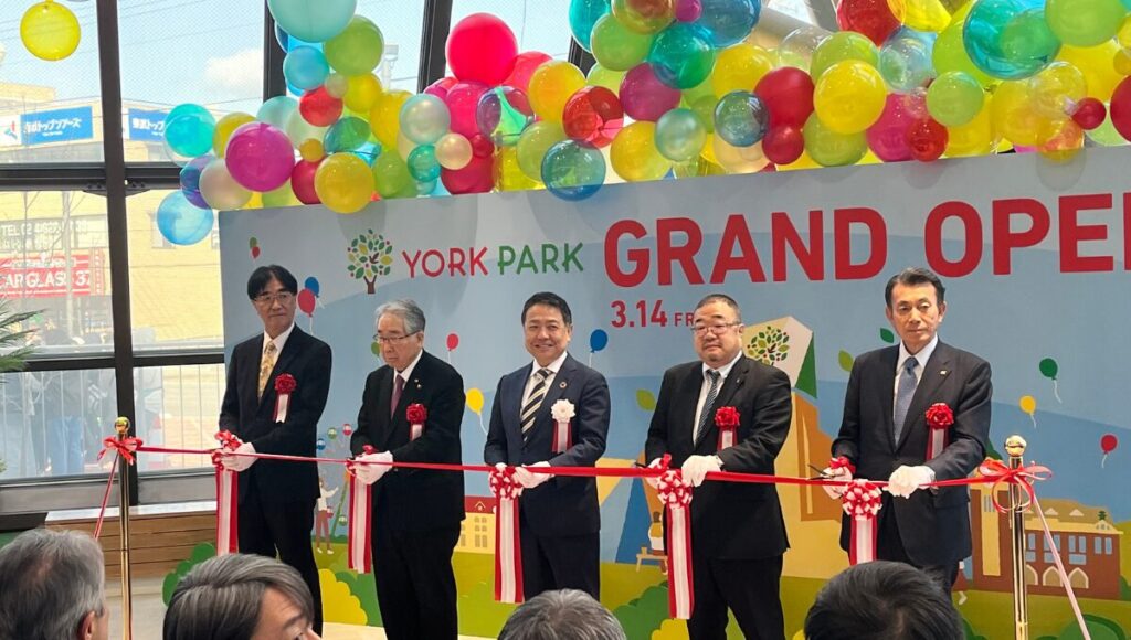 ヨークパークグランドオープン時の開店セレモニー(中央がヨークベニマルの大髙耕一路社長)