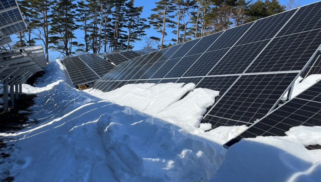 雪の重みで歪んだ架台とパネル