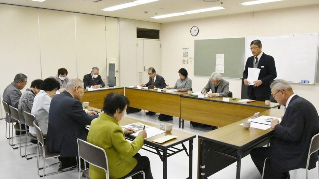 理事会の様子。起立しているのが相樂事務局長（同センターのHPより）