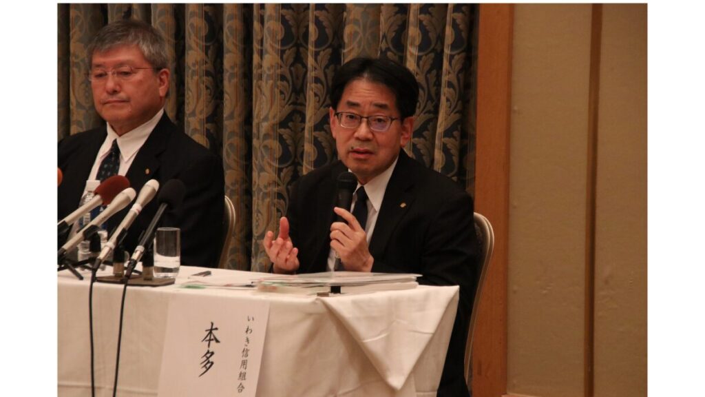 不正融資を説明する本多洋八理事長＝５月30日撮影